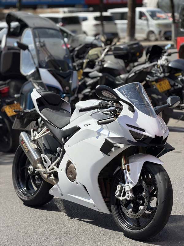 张雪机车 500RR