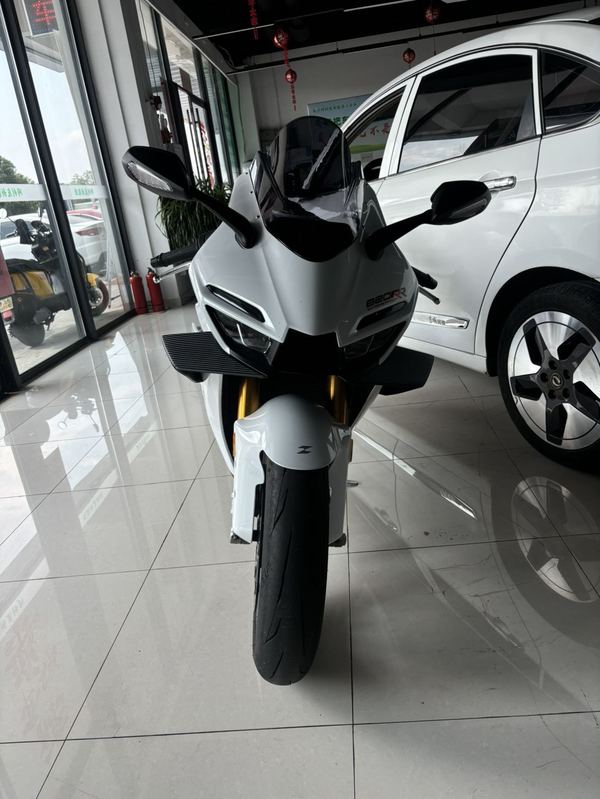 张雪机车 820RR