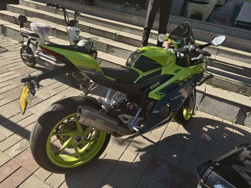 张雪机车 500RR