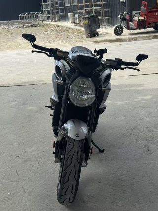 奥古斯塔 Brutale 800