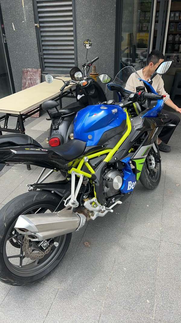 贝纳利 龙卷风 Tornado 302R