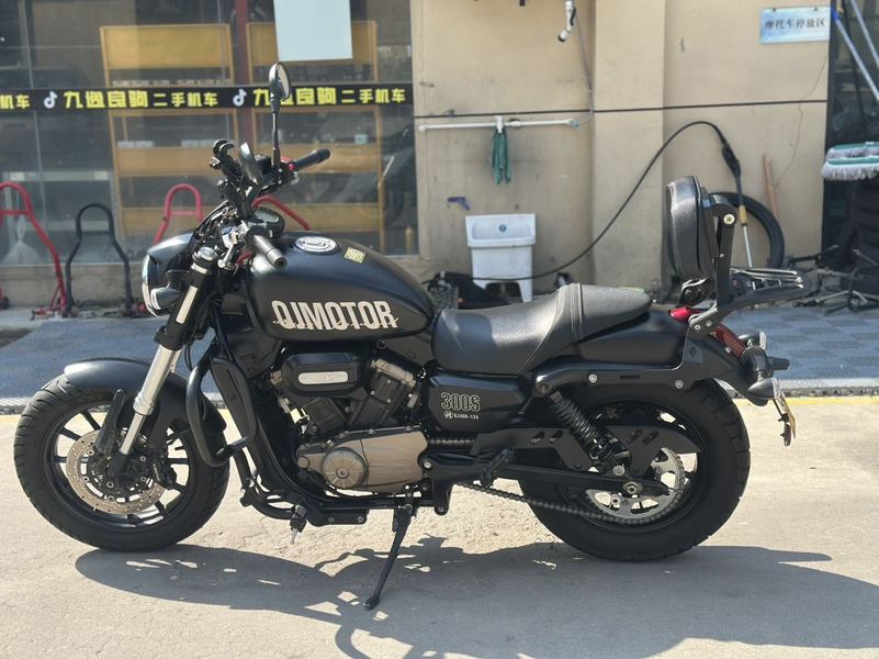QJMOTOR 闪300S