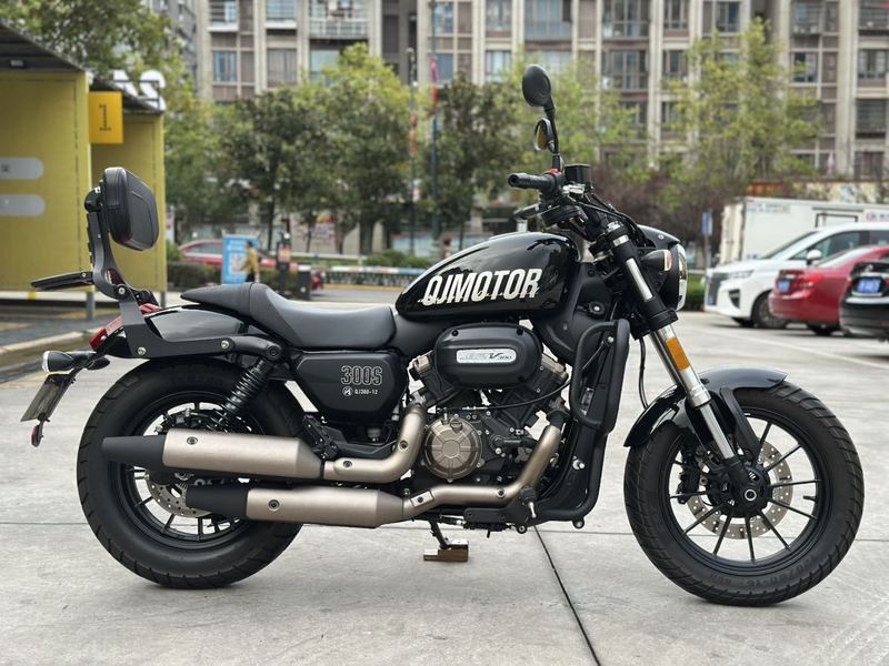 QJMOTOR 闪300S