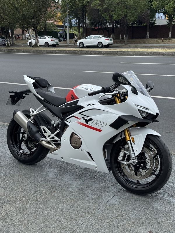 张雪机车 500RR
