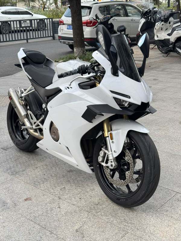 张雪机车 500RR