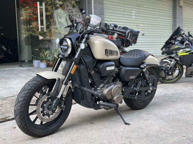 QJMOTOR 闪300S