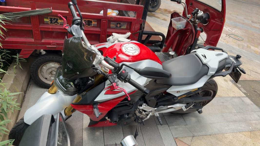 宝马 F 900 R