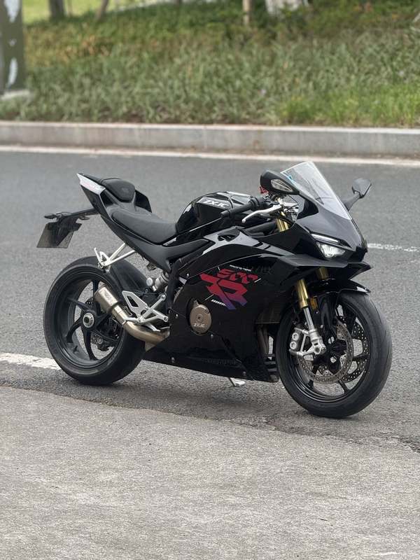 张雪机车 500RR