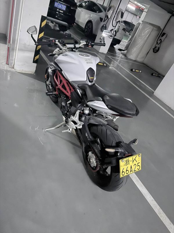 奥古斯塔 Brutale 800