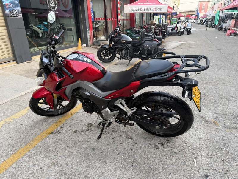 五羊本田 CB190R 暴锋眼