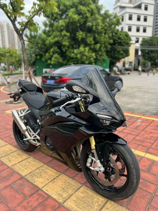 张雪机车 500RR