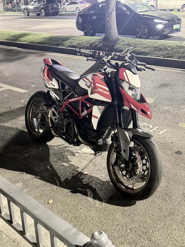 杜卡迪 Hypermotard 950