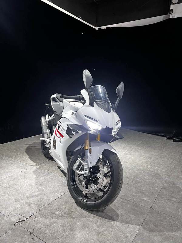 张雪机车 500RR