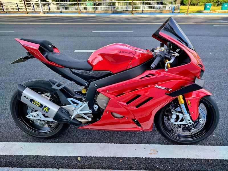 张雪机车 820RR