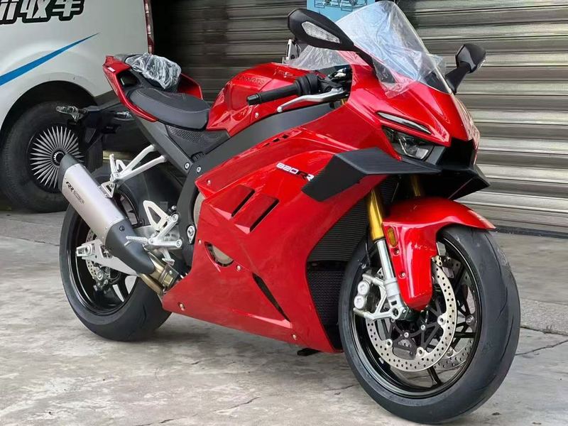 张雪机车 820RR