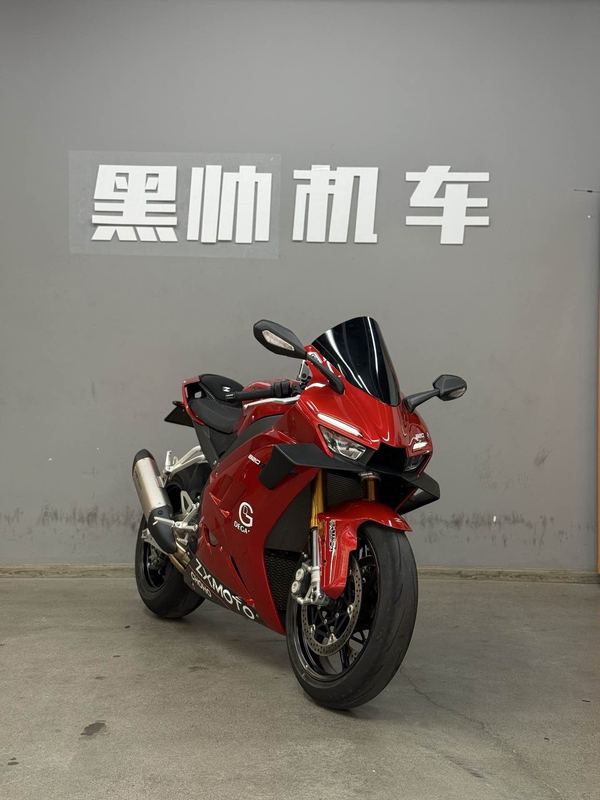 张雪机车 820RR