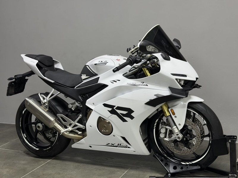 张雪机车 500RR