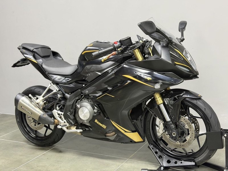 贝纳利 龙卷风 Tornado 302R