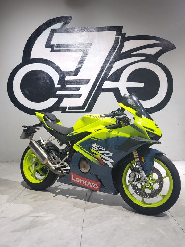 张雪机车 500RR