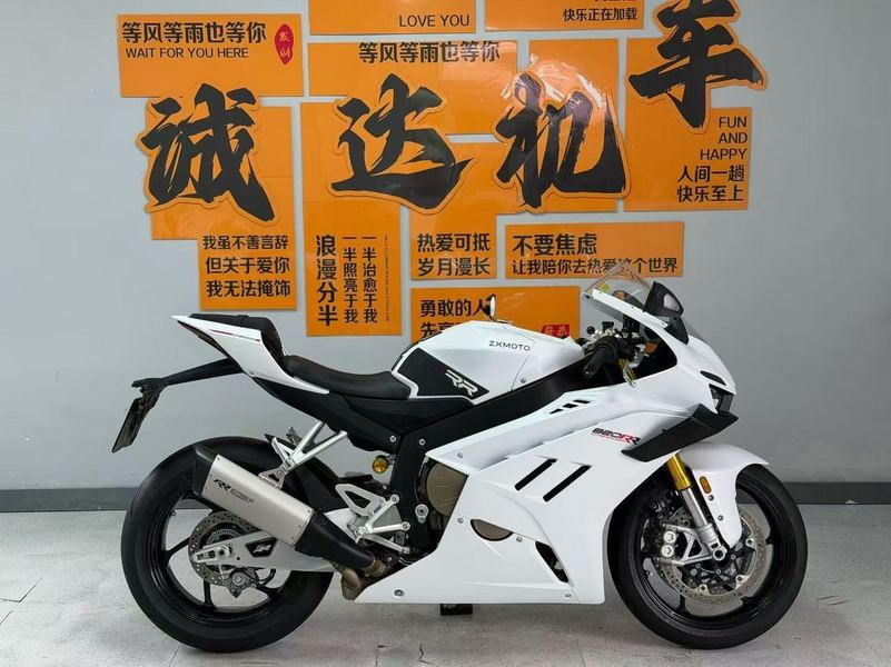 张雪机车 820RR