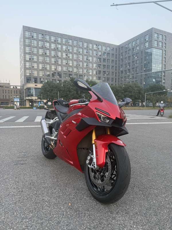 张雪机车 820RR