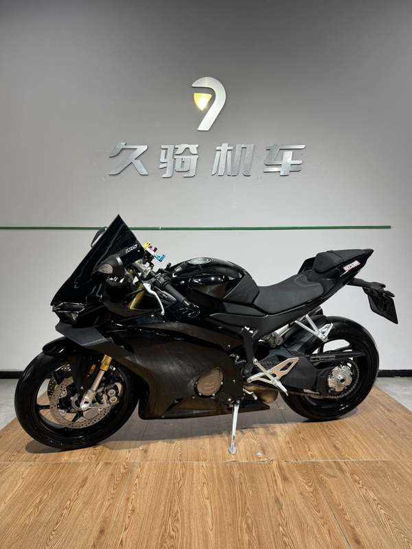 张雪机车 500RR