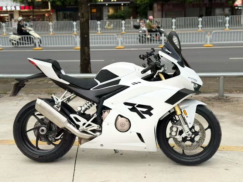 张雪机车 500RR
