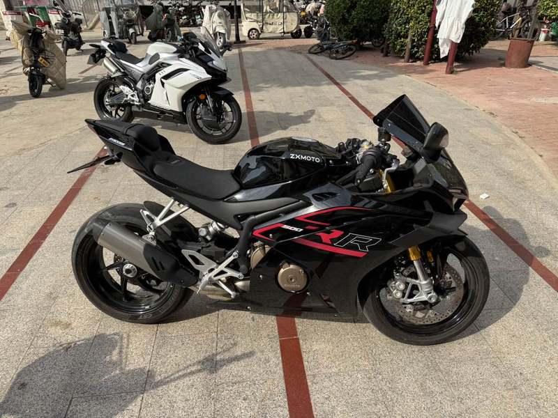 张雪机车 500RR