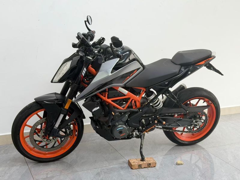 KTMR2R 390 Duke
