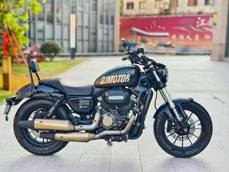 QJMOTOR 闪300S