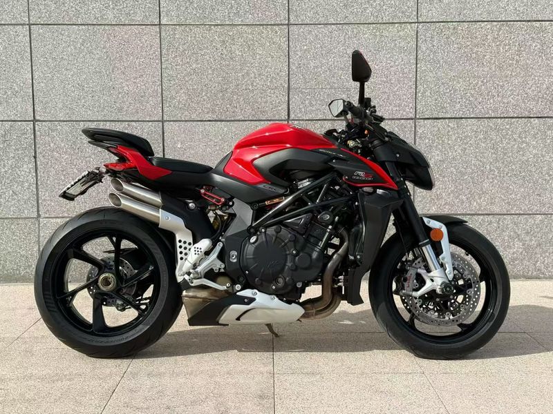 奥古斯塔 Brutale 1000