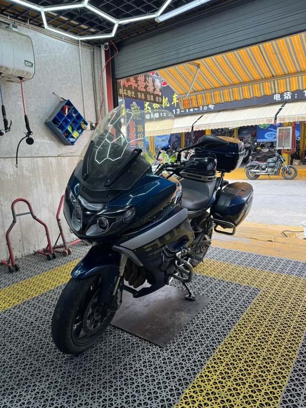 贝纳利 600 GC