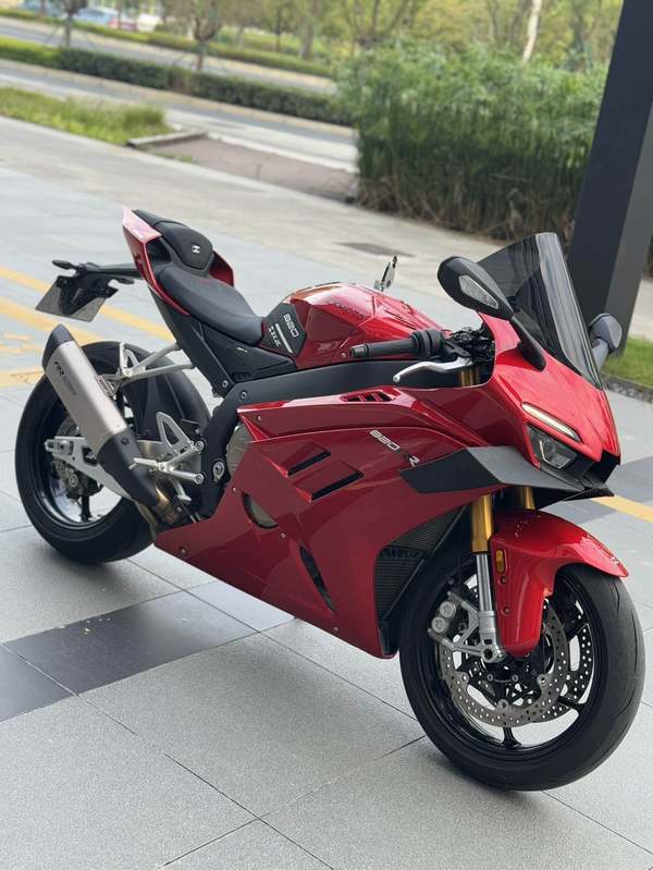 张雪机车 820RR