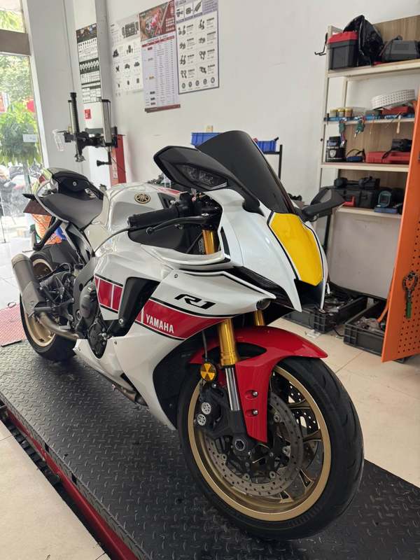 雅马哈 YZF-R1