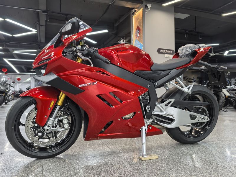 张雪机车 820RR