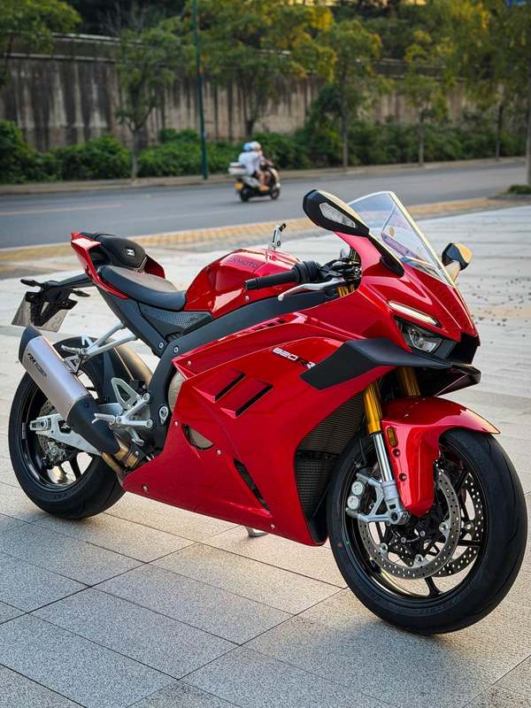 张雪机车 820RR