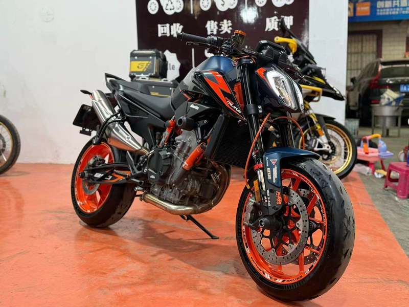 KTMR2R 890 Duke