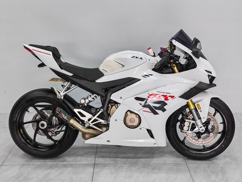 张雪机车 500RR