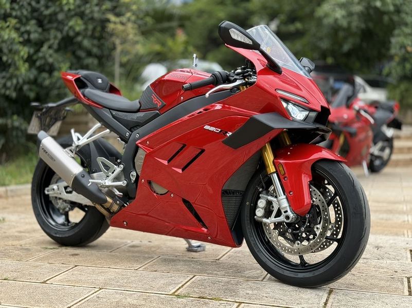 张雪机车 820RR