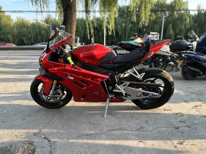 张雪机车 820RR
