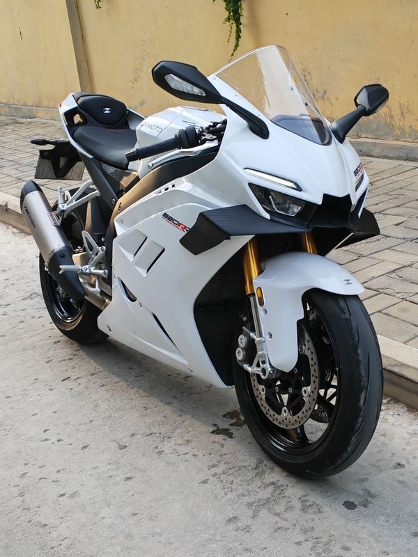 张雪机车 820RR