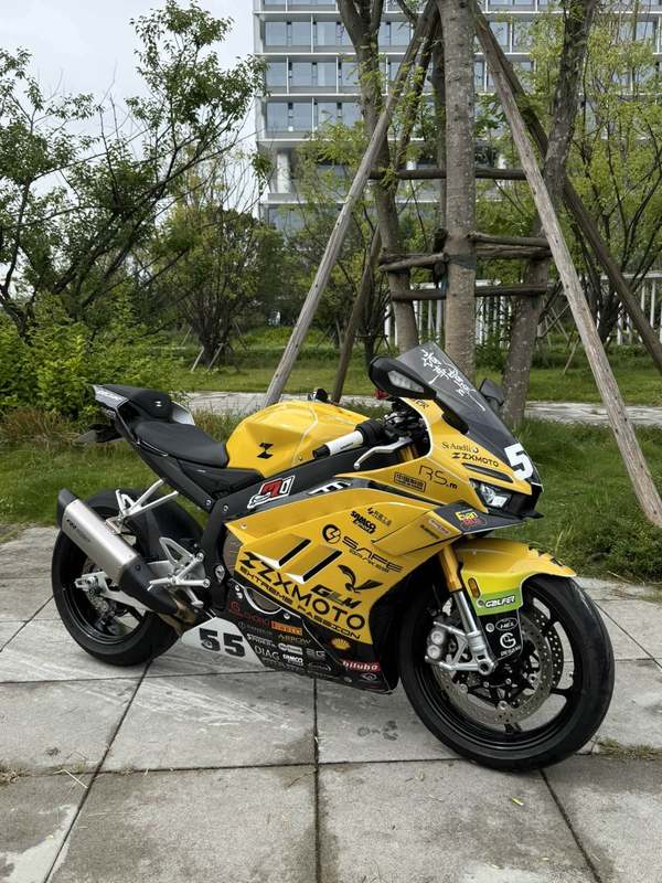 张雪机车 820RR