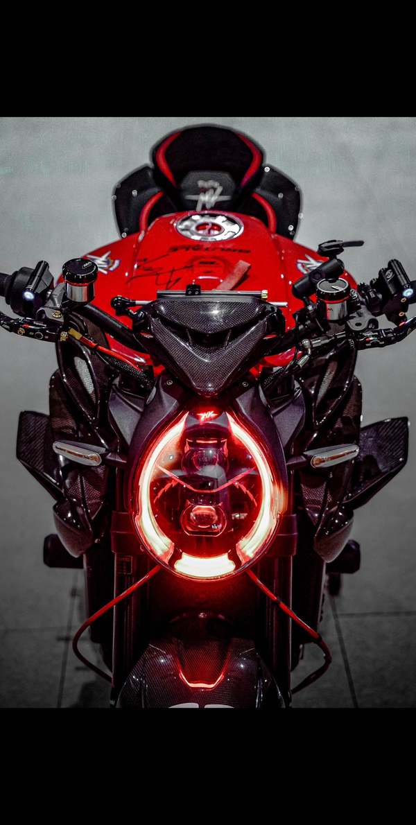 奥古斯塔 Brutale 800