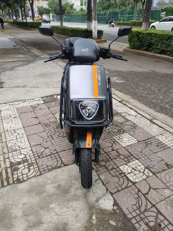 雅迪 E9