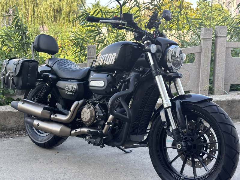 QJMOTOR 闪300S