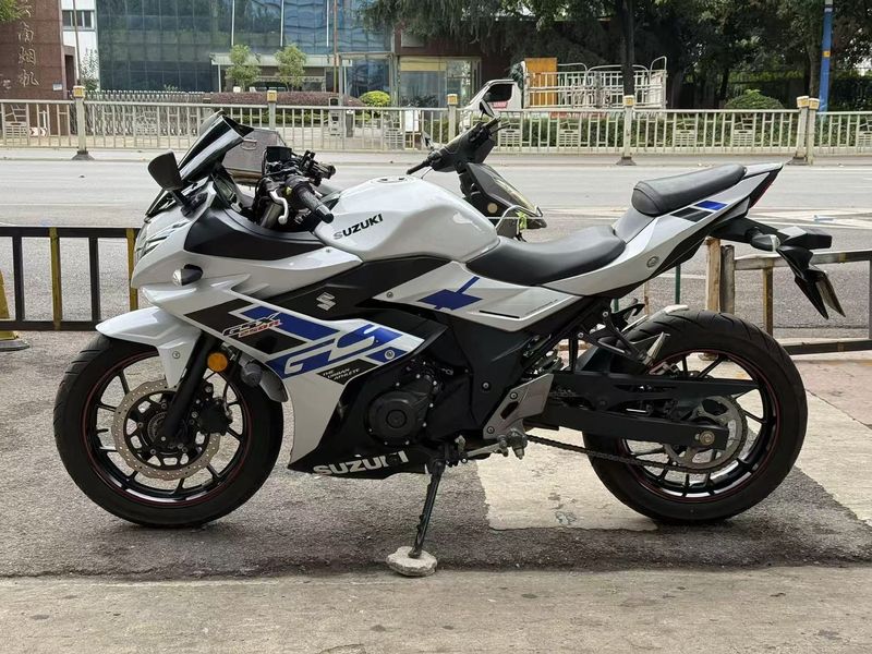 豪爵铃木 GSX250R