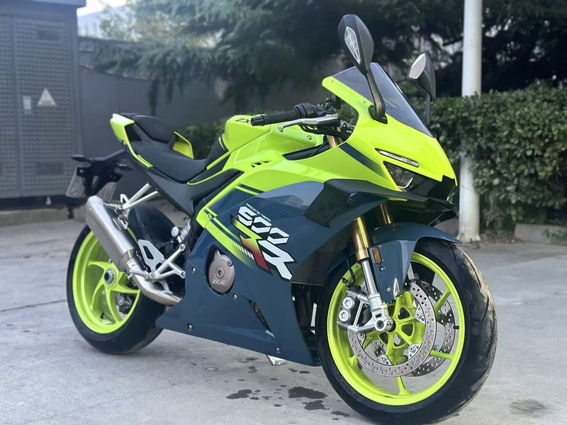 张雪机车 500RR