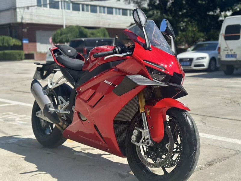 张雪机车 820RR