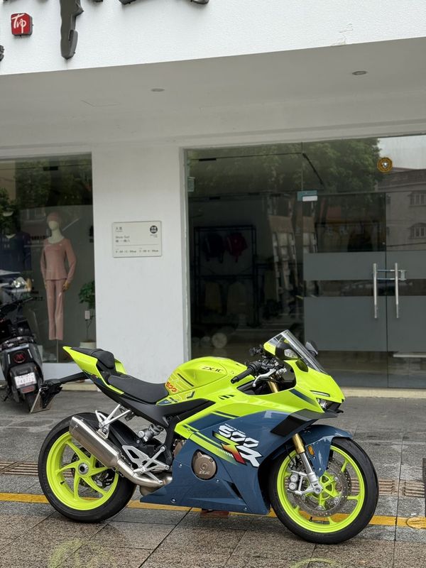 张雪机车 500RR