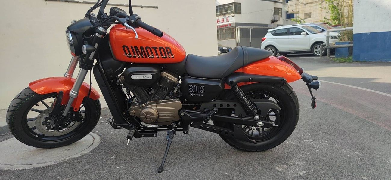 QJMOTOR 闪300S